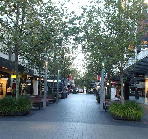 hay street mall hours today.